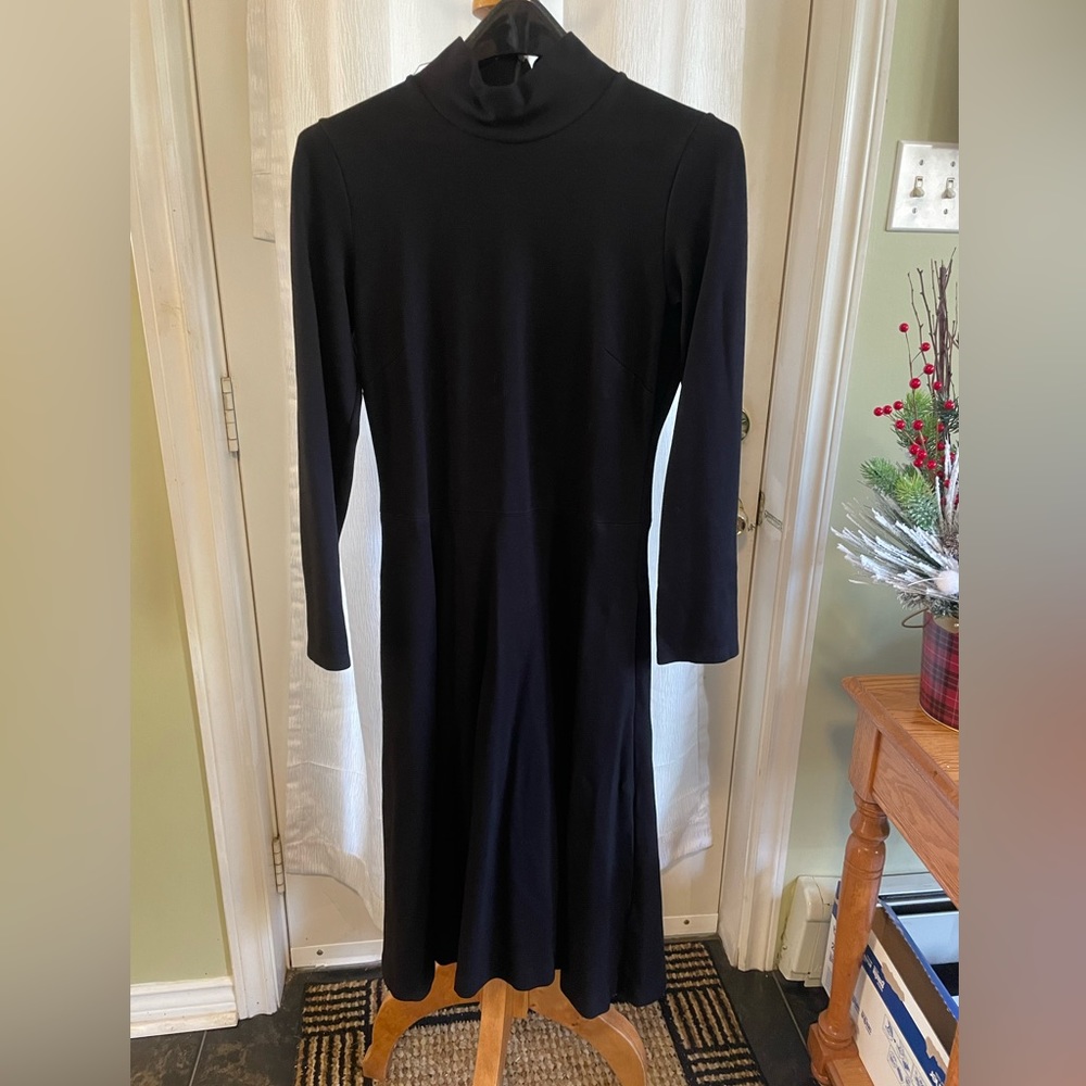 Aritzia Babaton, Quality material Black Midi Dress
